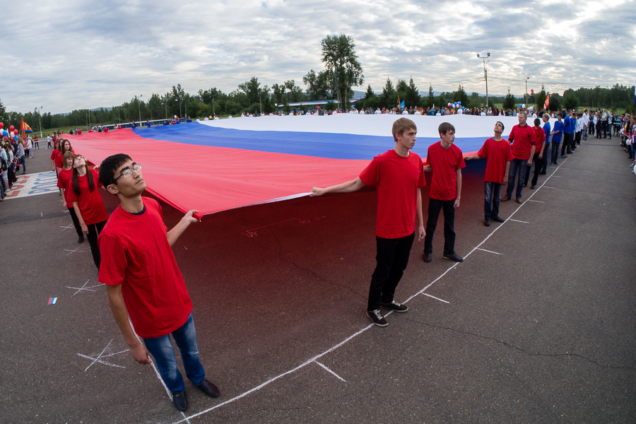 Самый большой флаг России