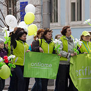 Первомайское шествие в Красноярске: колонна работников сетевого маркетинга