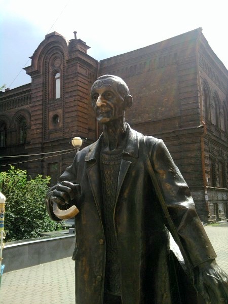 Памятник Андрею Поздееву без зонтика