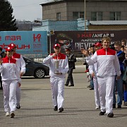 Капсулу с огнем Универсиады несет представитель Якутска, где проходил предыдущий этап эстафеты