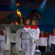 Алексей Овчинников зажигает чашу огня Универсиады-2013